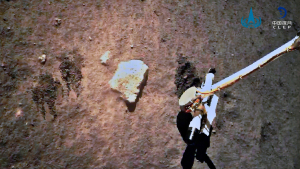 La sonda lunar Chang'e-5 recolecta muestras en la Luna.