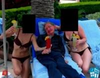 Stephen Hawking aparece en los archivos de Epstein descansando entre dos mujeres en bikini.