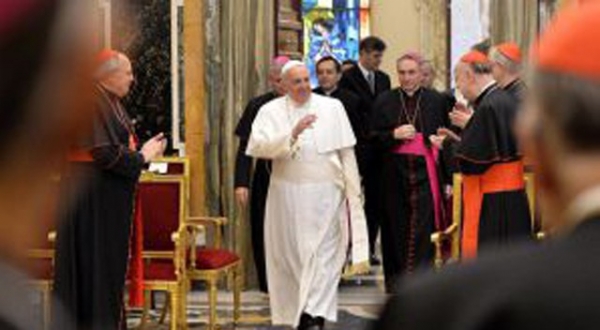 Francisco saluda a los miembros de la Curia romana en el Vaticano. / Efe / Atlas