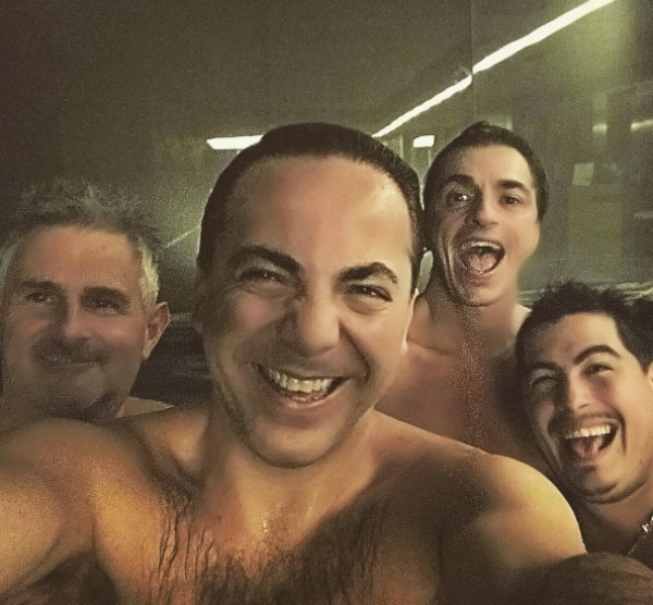 Cristian Castro se deja ver ¡rodeado de hombres en un sauna!