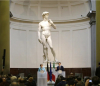 a canciller alemana, Angela Merkel, a la izquierda, y el primer ministro italiano, Matteo Renzi, hablan durante una conferencia de prensa frente a la &quot;estatua de David&quot; de Miguel Ángel después de su cumbre bilateral en Florencia, Italia, el 23 de enero de 2015.