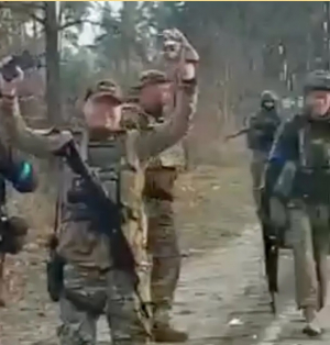 El fotograma de un video publicado en internet el lunes muestra a soldados ucranianos en el lugar donde fueron ejecutados soldados rusos alrededor del 30 de marzo