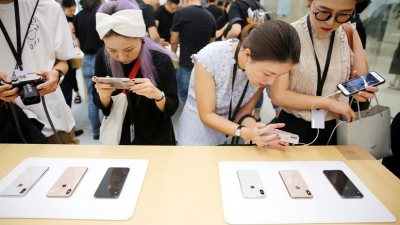 Clientes prueban los iPhones XS y XS Max en una tienda de Apple en Shanghái (China), el 21 de septiembre de 2018.