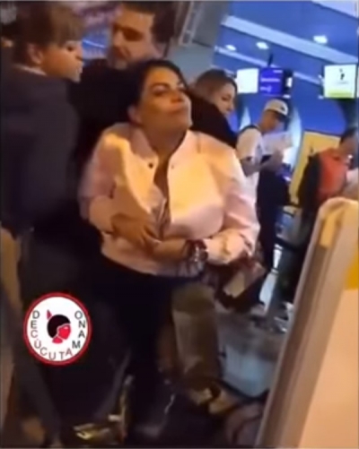 VIDEO: Una mujer protagoniza un escándalo tras descubrir al marido con su amante en un aeropuerto
