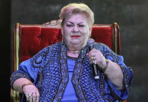 La salud de Paquita la del Barrio le impide cantar de pie durante sus presentaciones, donde su público no deja de aplaudirle el esfuerzo.
