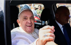 El Papa recibe el alta tras su ingreso hospitalario: «Estoy vivo todavía»