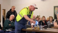 VIDEO: Agricultor de EE.UU. invita a petroleros a beber agua contaminada por &#039;fracking&#039;