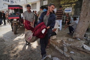Palestinos cargan el cuerpo de una persona hacia el hospital Shifa en Gaza, el 22 de julio de 2025