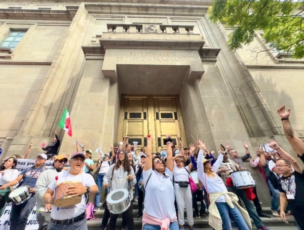 Trabajadores del PJF protestan afuera de la SCJN contra la reforma judicial, el pasado 3 de octubre