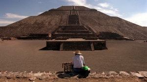 Un vendedor espera la llegada de turistas junto a la pirámide azteca del Sol en Teotihuacan