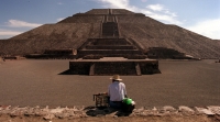 Un vendedor espera la llegada de turistas junto a la pirámide azteca del Sol en Teotihuacan