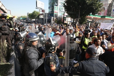 El bloqueo de unas 100 personas en Calzada de Tlalpan, contra el alza de la gasolina, terminó en una gresca con granaderos.