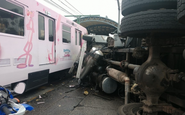 Tráiler choca con Tren Ligero en Guadalajara y se vuelca