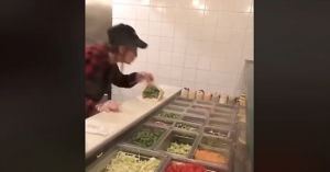 Lo que hizo esta mujer quedó documentado en video.