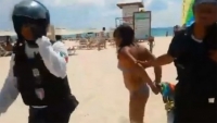 La detención de la mujer en Playa &quot;Mamitas&quot;.