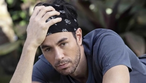 Hermana de Enrique Iglesias arremete contra él