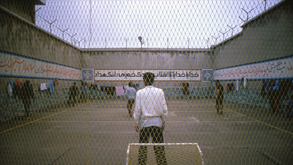 Imagen ilustrativa / Prisioneros juegan al fútbol en la prisión de Evin en Teherán (Irán).