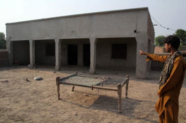 Un poblador apunta a la casa donde una de las adolescentes fue violada en Muzaffarabad, Multan, Pakistán