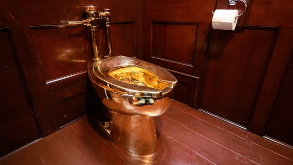 El inodoro de oro macizo, diseñado por Maurizio Cattelan, en el Palacio de Blenheim (Woodstock, el Reino Unido), 12 de septiembre de 2019.  