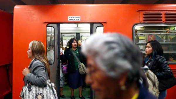 Mujeres viajan en un vagón exclusivo para ellas en una estación del Metro de Ciudad de México en octubre de 2014.