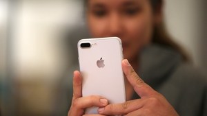 Un cliente ve el nuevo &#039;smartphone&#039; iPhone 7 en una tienda de Apple Inc. en Los Ángeles, California (EE.UU.). 16 de Septiembre, 2016