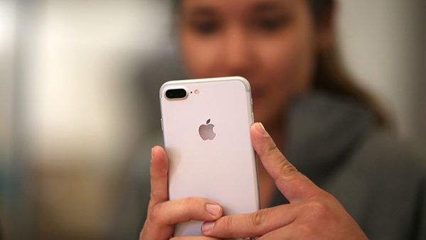 Un cliente ve el nuevo &#039;smartphone&#039; iPhone 7 en una tienda de Apple Inc. en Los Ángeles, California (EE.UU.). 16 de Septiembre, 2016