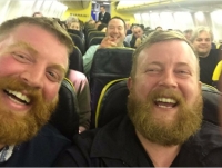 Un hombre se encuentra con su 'doble idéntico' durante un vuelo