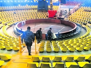 Elementos de la FGE revisan el palenque de las fiestas de Tepatitlán, donde fueron detenidos dos sujetos en posesión de droga.