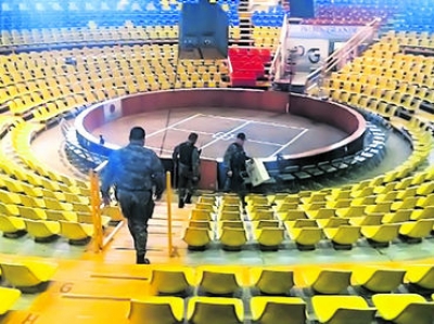 Elementos de la FGE revisan el palenque de las fiestas de Tepatitlán, donde fueron detenidos dos sujetos en posesión de droga.