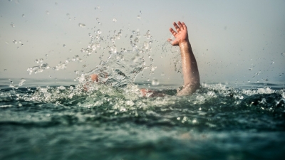 FUERTES IMÁGENES: Tres jóvenes filman con su móvil cómo se ahogan en un estanque de India