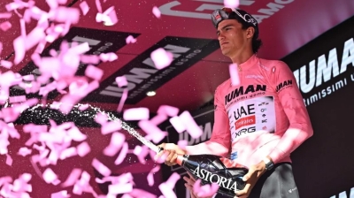 Mexicano Isaac del Toro hace historia para su país y celebra con lágrimas su liderato en el Giro de Italia
