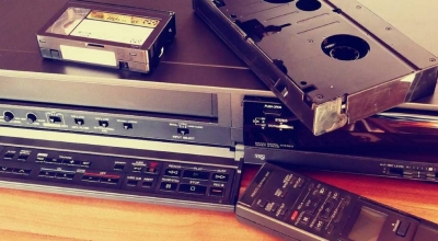 La empresa japonesa Funai Electronics ha fabricado y comercializado aparatos reproductores y grabadores de VHS desde 1983.