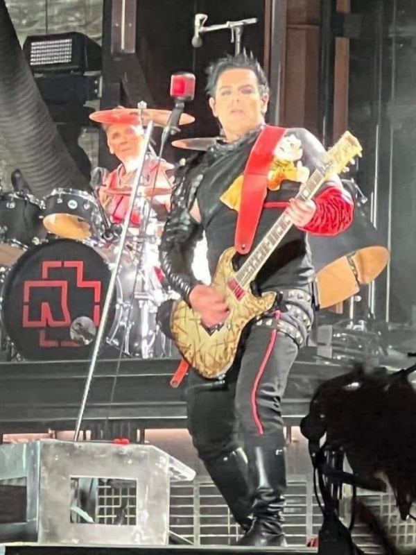 Rammstein recibe al Dr. Simi en concierto de la Ciudad de México