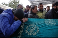 Amigos y familiares asisten a las oraciones fúnebres de Mohamed Elhot, de 23 años, una de las víctimas del ataque de Año Nuevo en una discoteca de Estambul, Turquía