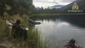 Un menor ayuda a resolver un caso de hace 27 años tras filmar con su GoPro un auto sumergido en un lago