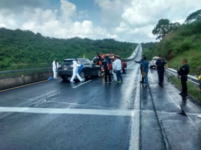 Unidades de la Policía Federal y autoridades estatales y municipales acudieron al punto donde encontraron la camioneta.