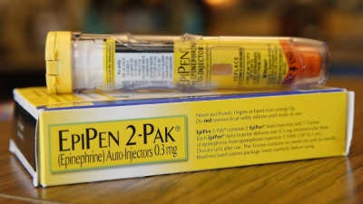 Un autoinyector para ataques de alergia EpiPen.