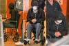 Brad Pitt saliendo de un centro médico en silla de ruedas
