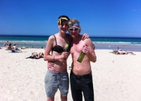 Luke Brett Moore en la playa con su mejor amiga Shanyn Glover.