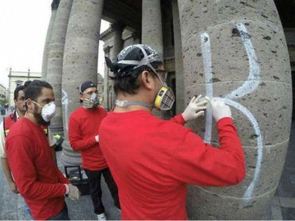 Personal de la Dirección de Patrimonio estudia las afectaciones en la cantera del inmueble. 