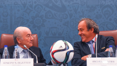 Joseph Blatter y Michel Platini durante un acto público celebrado en San Petersburgo (Rusia), el 25 de julio de 2015.