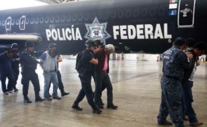 Traslado de los cuatro dirigentes magisteriales detenidos en la madrugada del jueves en Oaxaca hacía el Centro Federal de Readaptación Social número 1, Altiplano