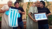 El intercambio de regalos entre Maradona y su &quot;cómplice&quot; Ali Bennaceur.
