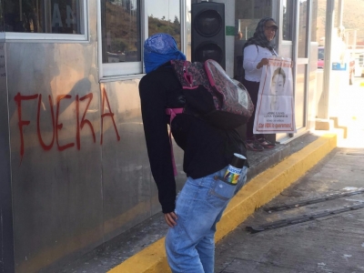 Normalistas de Ayotzinapa lanzaron decenas de bombas molotov y petardos a las instalaciones del 50 batallón de infantería, en Chilpancingo.