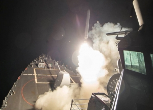 Lanzamiento de un misil Tomahawk desde un destructor estadounidense contra la base aérea siria de Sharyat, en abril de 2017.