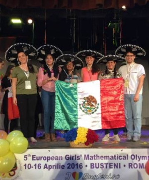 Olga Medrano (la tercera de derecha a izquierda) con los estudiantes mexicanos que viajaron a Rumania