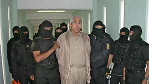 Miembros de la ex Policía Federal Preventiva custodian al narcotraficante Rafael Caro Quintero en la cárcel de "Puente Grande", en Guadalajara, Jalisco, el 29 de enero de 2005.