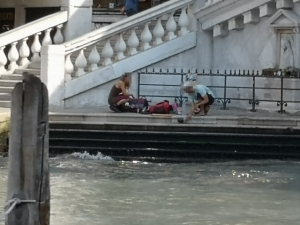 Multan con 1.050 dólares y expulsan de Venecia a dos turistas por prepararse un café en el puente de Rialto