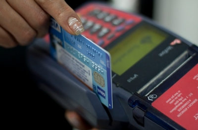 En el último año han aumentado los cobros por tasas de interés y comisiones que se realizan a las tarjetas de crédito. Foto: Cuartoscuro.