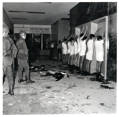 Estudiantes detenidos hace 48 años en Tlatelolco.